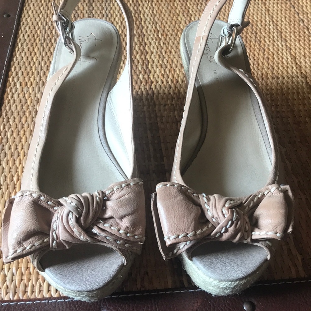 3” wedge with bow on toes.